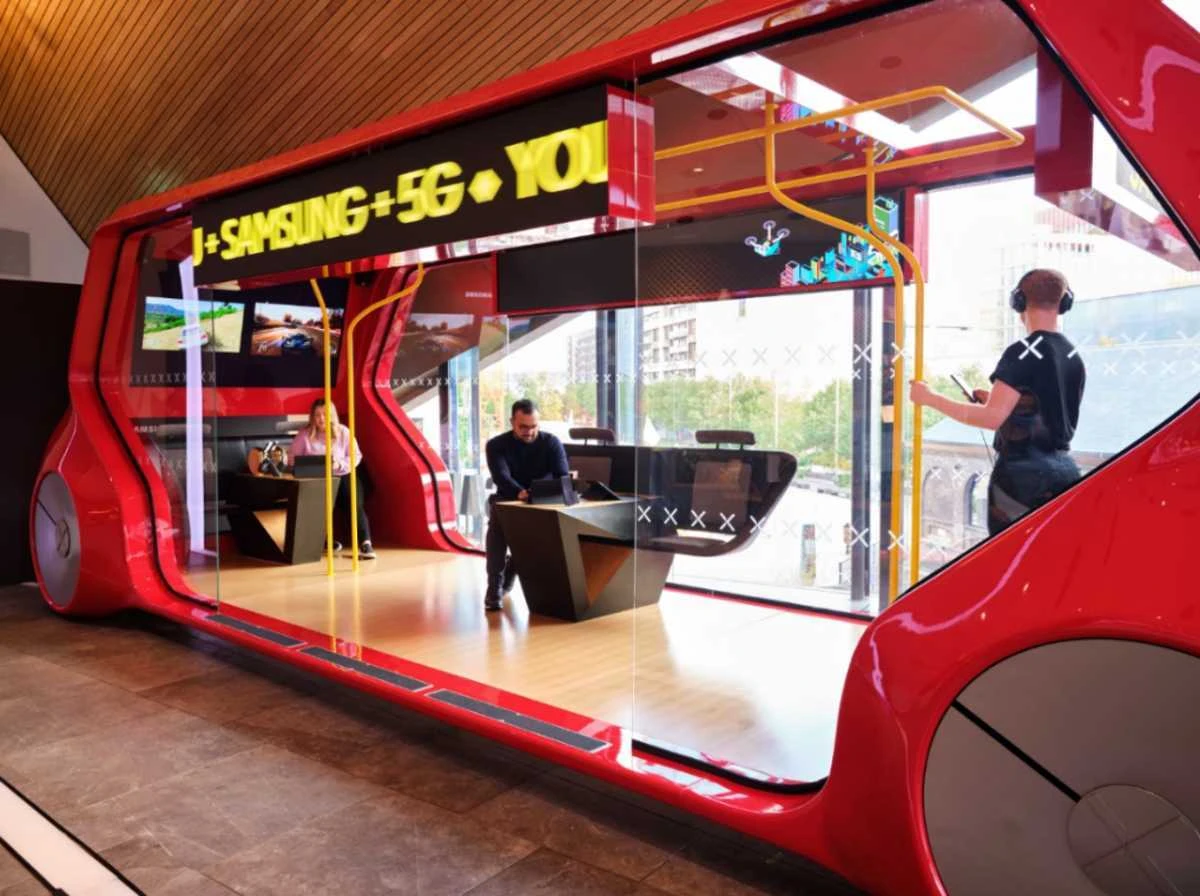 Samsung 5G Bus